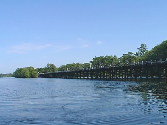 spillway.jpg (65797 bytes)